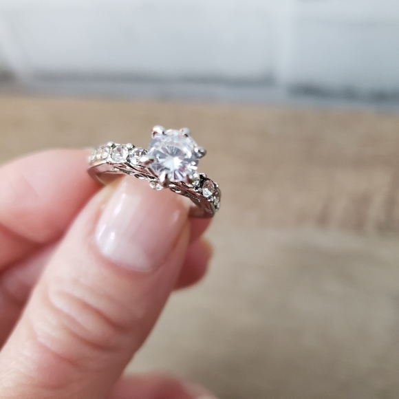 Wedding band raised cubic zirconia silver size 5 - Picture 3 of 8